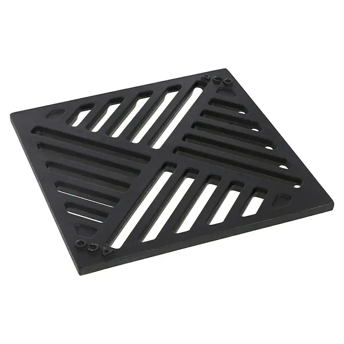 ACO Self Gussrost - 25 x 25 x 0,7 cm - Nahaufnahme eines schwarzen ACO-Gullydeckels aus Gusseisen mit diagonalem Schlitzmuster für eine effiziente Wasserableitung.