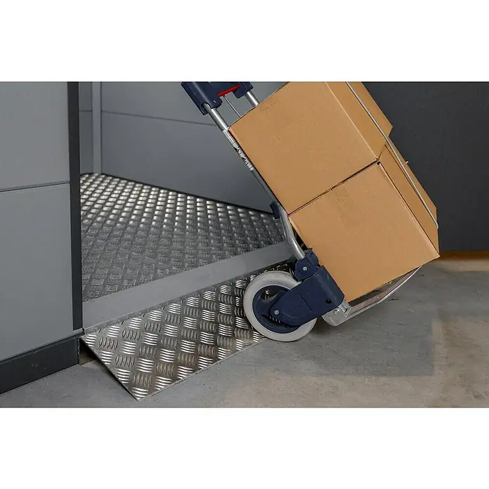 Telluria Rampe - Passend für: Telluria Gerätehaus Classico mit Einzeltür, Aluminium - Ein Handwagen mit zwei Kartons überwindet eine Rampe mit Riffelblech. Ideal für den einfachen Transport von Gütern über kleine Hindernisse.