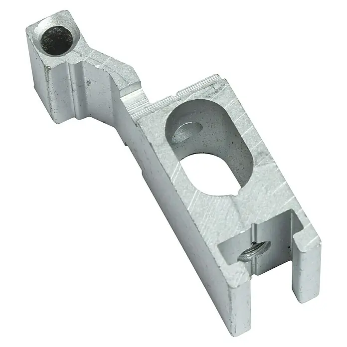 Telluria Zugluftstopper mit Mitnehmer - Passend für: Telluria Gerätehaus Singolo 4836 - Detailaufnahme eines präzise gefertigten, silberfarbenen Metallbauteils mit markanten Öffnungen und Aussparungen.