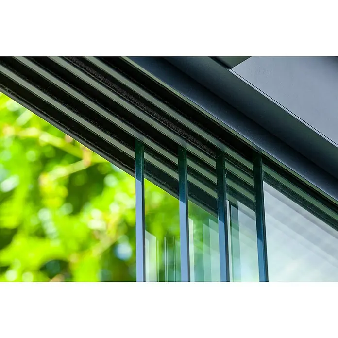Telluria Schiebewand - 324,4 x 240 cm, Glas, Passend für: Telluria Gerätehaus Classico 3024 - Detailaufnahme einer modernen Glasschiebetür mit schlanken, schwarzen Rahmen und Blick auf üppiges Grün im Hintergrund.