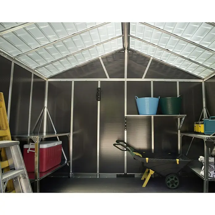 Palram – Canopia Gartenhaus - Außenmaß inkl. Dachüberstand (B x T): 332 x 271 cm, Kunststoff, Grau, Ohne Boden - Aufnahme eines Schuppens mit Regalen, einer Schubkarre und verschiedenen Aufbewahrungsbehältern, die im Inneren organisiert sind.