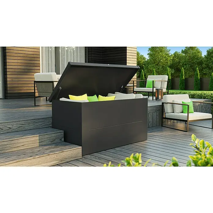 Telluria Gartenbox Nevio 160 - L x B x H: 165 x 85 x 85 cm, Stahl, Anthrazit - Eine große, schwarze Aufbewahrungsbox mit offenem Deckel, gefüllt mit Kissen, steht auf einer Terrasse neben Outdoor-Möbeln.