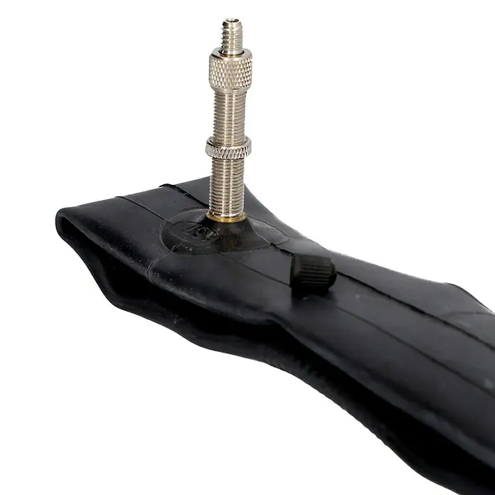 Fischer Fahrradschlauch - Dunlopventil, 26 " - Nahaufnahme eines Fahrradschlauchs mit Presta-Ventil, ideal für Rennräder und hochwertige Fahrräder.