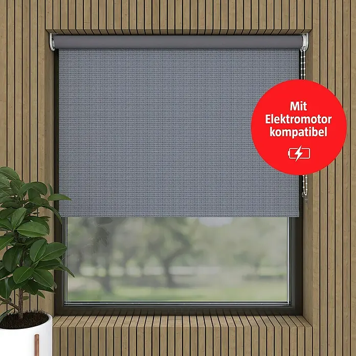 Rollo Nicole - B x H: 140 x 190 cm, Grau Struktur, Formen & Muster - Graue Rollo mit Kettenzug vor einem Fenster mit Holzwand und einer Pflanze. Verfügt über einen Elektromotor.