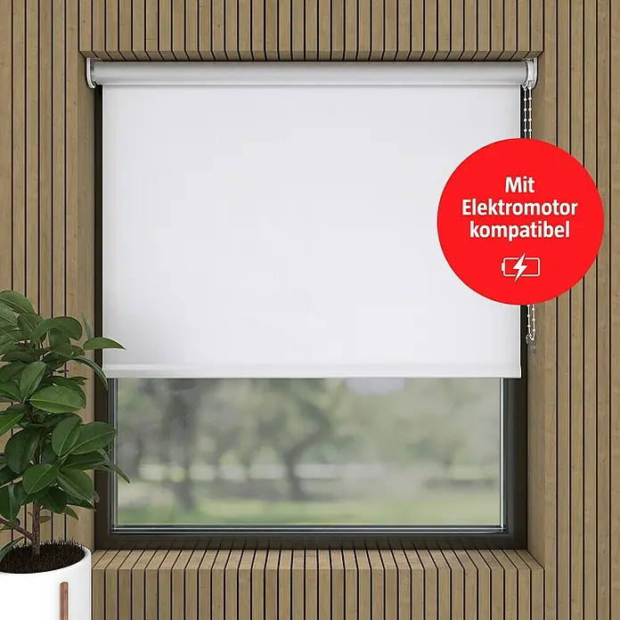 Rollo Screen - B x H: 90 x 275 cm, Silber, Uni - Eine weiße, mit Elektromotor kompatible Rollo vor einem Fenster mit Holzrahmen.