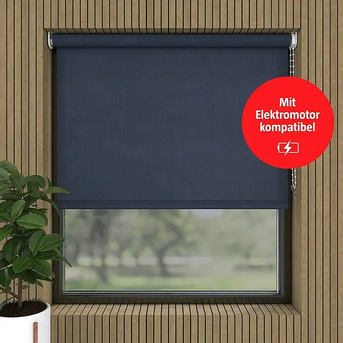 Rollo - B x H: 60 x 190 cm, Indigo, Tageslichtdurchlässig - Eine blaue Rollade ist vor einem Fenster mit Holzwand zu sehen. Die Rollade ist elektrisch kompatibel und hängt teilweise herunter.