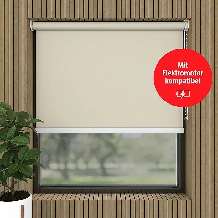 Expo Ambiente Verdunkelungsrollo Mila - B x H: 60 x 190 cm, Beige - Beigefarbenes Rollo an einem Holzfenster, kompatibel mit Elektromotor. Blick nach draußen.