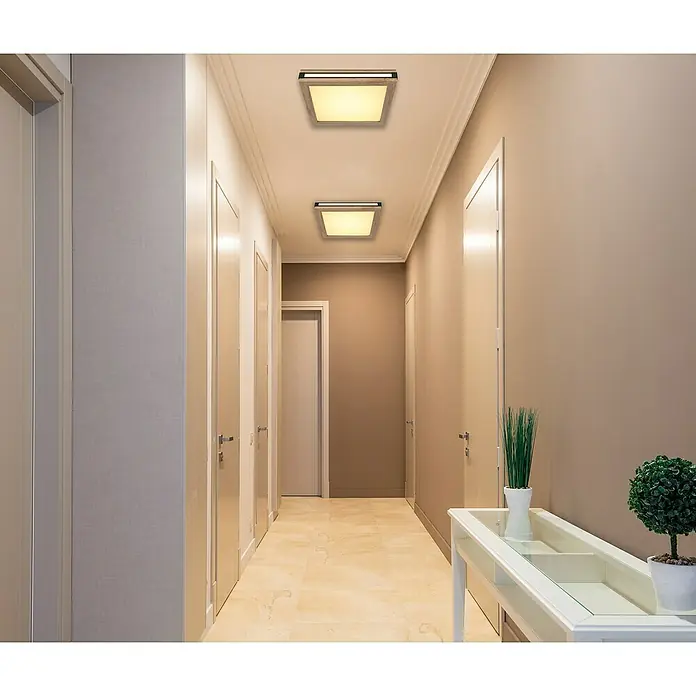 Globo LED-Deckenleuchte Carla - 12 W, Warmweiß, Holzoptik, L x B x H: 30 x 30 x 7,5 cm - Zwei moderne quadratische Deckenleuchten erhellen einen Flur mit hellen Wänden und Türen und schaffen so eine einladende Atmosphäre.