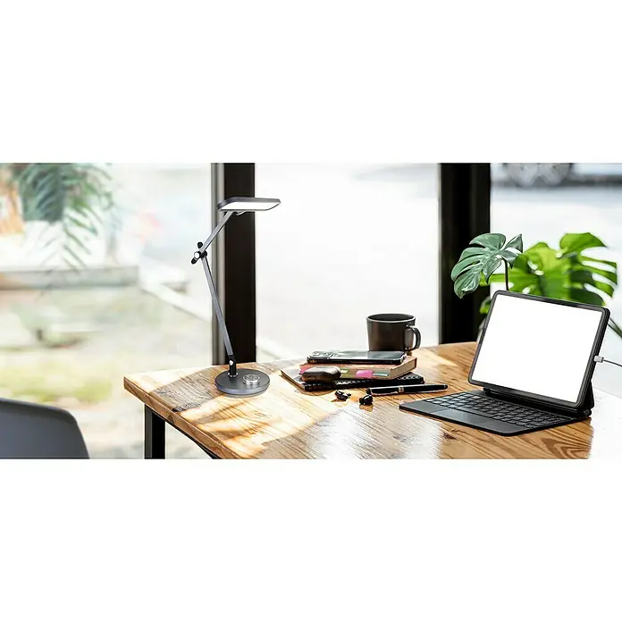 Globo LED-Tischleuchte Berletta - 12 W, L x B x H: 57,5 x 37 x 53 cm, Grau, Mehrfarbig - Ein moderner Arbeitsplatz mit einer stilvollen LED-Tischleuchte, einem Tablet und verschiedenen Büroaccessoires auf einem Holztisch.