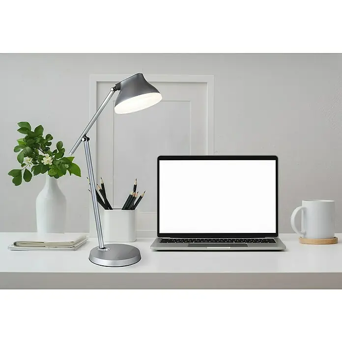 Globo LED-Tischleuchte Halvar - L x B x H: 43,2 x 17,8 x 75,8 cm, 8 W - Schreibtischlampe mit verstellbarem Arm und Kopf, die ein helles Licht auf eine saubere weiße Arbeitsfläche mit Laptop und anderen Gegenständen wirft.