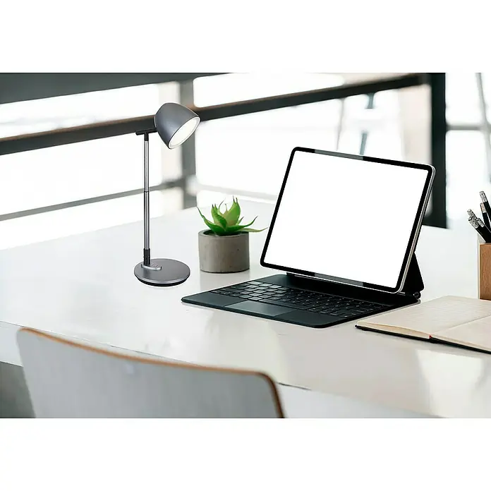 Globo LED-Tischleuchte Casala - 7,5 W, L x B x H: 35 x 16,7 x 50 cm, Grau, Mehrfarbig - Ein moderner Schreibtisch mit einer grauen Schreibtischlampe, einem Tablet mit Tastatur, einem Notizbuch und einem kleinen Kaktus.