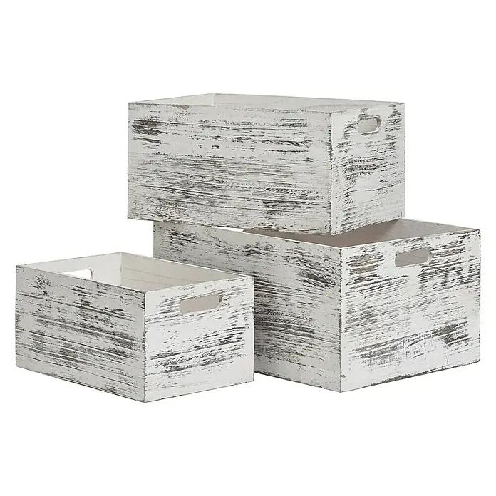 Zeller Present Caja de madera Rústica - L x An x Al: 35 x 25 x 18 cm, Madera - Vista de un conjunto de tres cajas de madera blancas decorativas con asas y un acabado rústico, apiladas contra un fondo negro.
