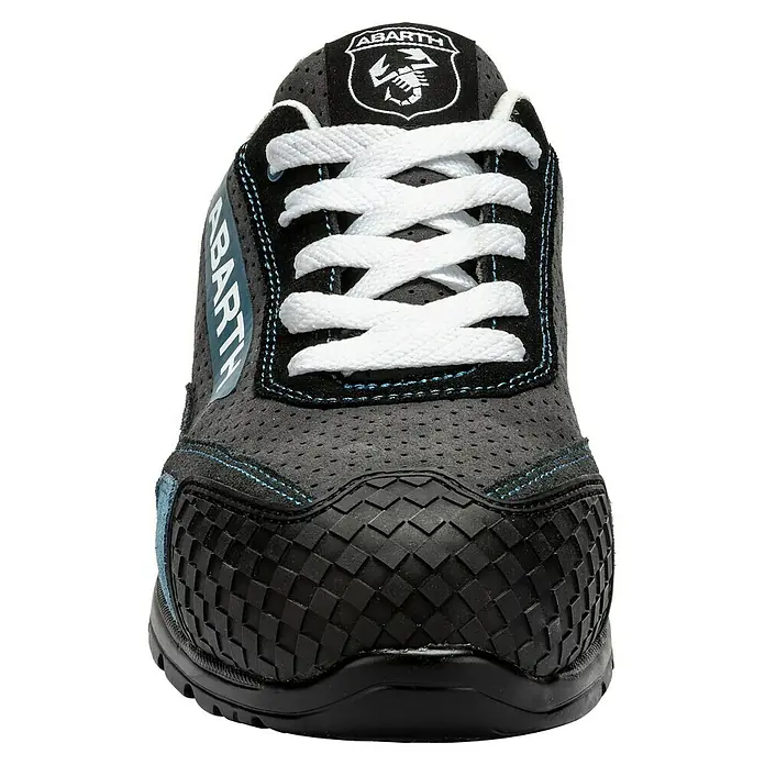 Abarth Zapato bajo de seguridad Truck - 47, Clase de protección según EN ISO 20345: S1P, Gris/Azul - Primer plano de una zapatilla Abarth con cordones blancos y el logo de Abarth en la lengüeta. La zapatilla tiene un diseño perforado.