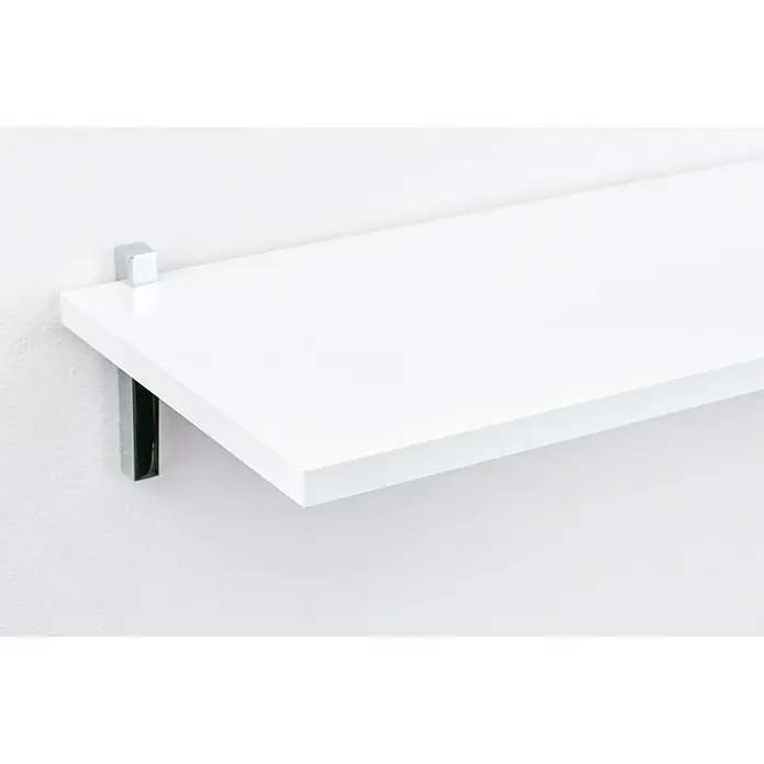 Format Regalboden Chany - L x B x H: 80 x 25 x 1,8 cm, Weiß - Nahaufnahme eines weißen Wandregals mit schwarzen Halterungen an einer weißen Wand.