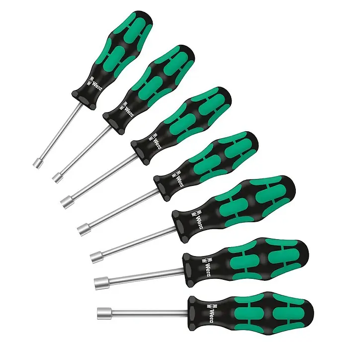 Wera Schraubendreher-Set 395 HO/7 SM - 7 -tlg. - Das Bild zeigt ein Set Wera Nuss-Schraubendreher mit grünen und schwarzen Griffen, die für Schraubarbeiten mit Muttern und Bolzen geeignet sind.