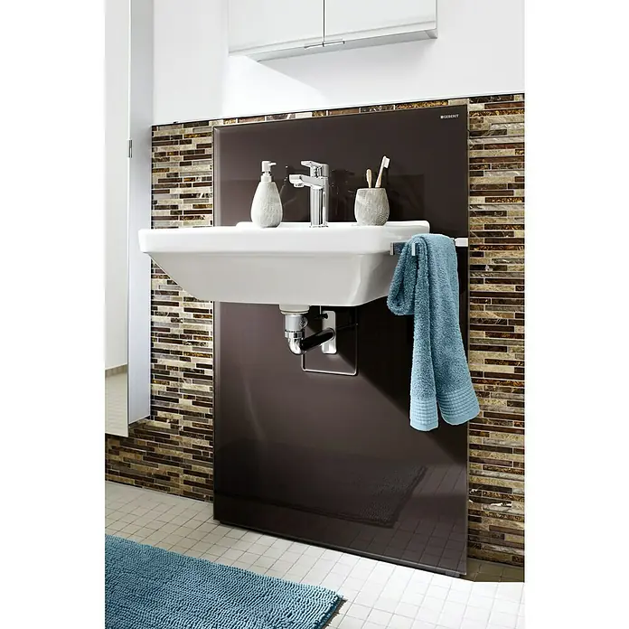 Mosaikfliese Verbund Crystal Mix - 29,8 x 33,8 cm, Beige/Braun, Glänzend - Elegantes Badezimmer-Waschbecken mit Armatur, Seifenspender und Handtuch, kombiniert mit stilvoller Wandverkleidung und Mosaikfliesen für ein modernes Ambiente.