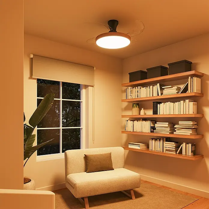 Arte confort Ventilador de techo Palma - Madera/Negro, 107 cm, 25 W, Blanco cálido - Una habitación con un moderno ventilador de techo con luz, creando un ambiente acogedor. Los estantes están llenos de libros.