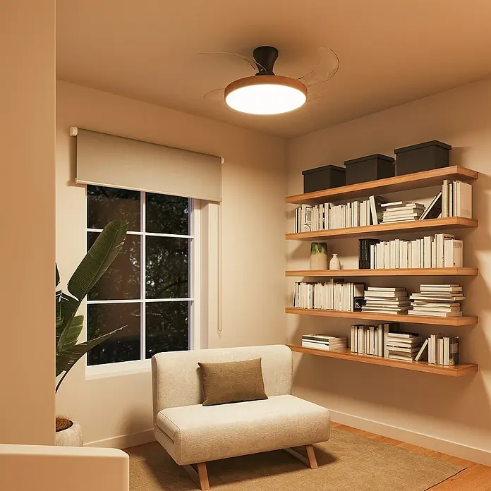 Arte confort Ventilador de techo Palma - Madera/Negro, 107 cm, 25 W, Blanco cálido - Elegante habitación con un moderno ventilador de techo con luz integrada, que crea un ambiente acogedor. Estanterías y un sillón complementan el entorno.