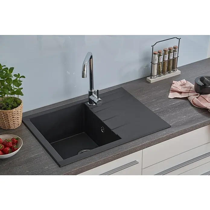 Respekta Einbauspüle Houston - 62 x 50 cm, Schwarz, Anzahl Becken: 1 Stk. - Nahaufnahme einer modernen schwarzen Küchenspüle mit Abtropffläche, einer Armatur und einigen Küchenutensilien auf einer Arbeitsplatte.