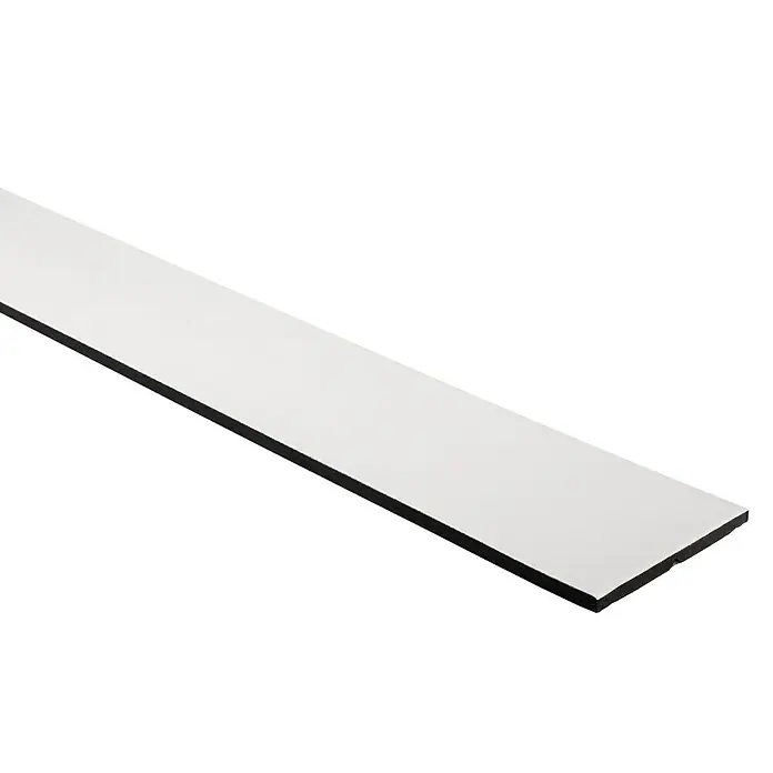 Inofix Protector para esquina - L x An x Al: 1.095 x 140 x 10 mm, Blanco, 1 ud. - Detalle de un rodapié blanco con parte posterior negra, ideal para interiores modernos y transiciones elegantes.
