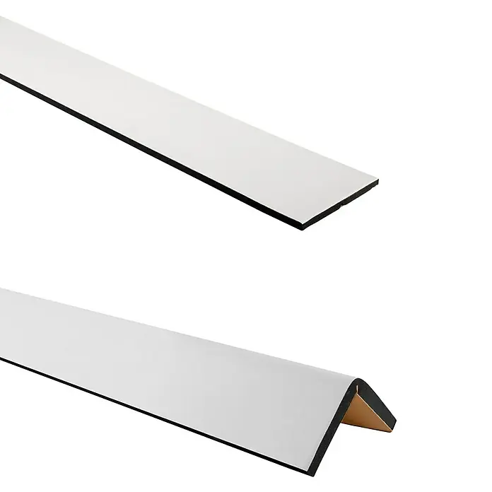 Inofix Protector para esquina - L x An x Al: 1.095 x 140 x 10 mm, Blanco, 1 ud. - Primer plano de perfiles de protección de cantos blancos con revestimiento negro sobre fondo negro.