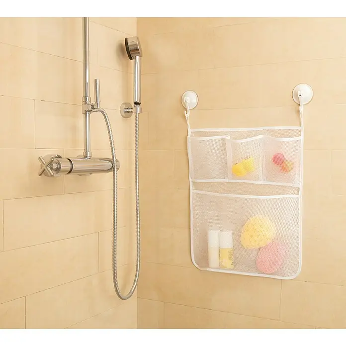 Inofix Cesta de baño - 38 x 430 x 640 mm, Blanco - Un organizador de almacenamiento de baño de malla blanca cuelga en la pared con ventosas, que contiene accesorios y juguetes de baño.