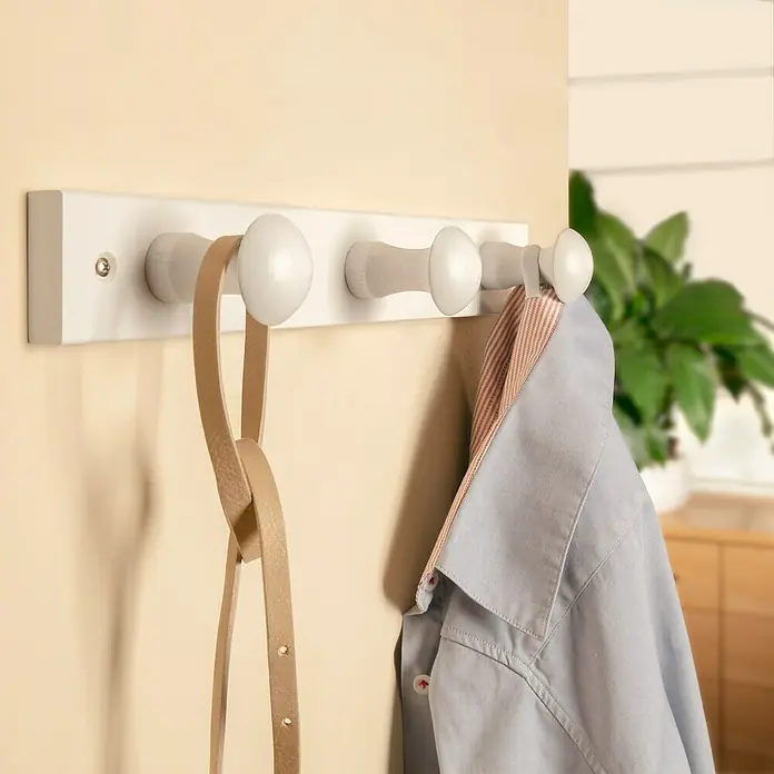 Inofix Perchero 3773 - L x An x Al: 36 x 5 x 71 cm, Madera, Blanco - Perchero de pared con pomos de madera clara y ropa colgada, ideal para cualquier espacio.