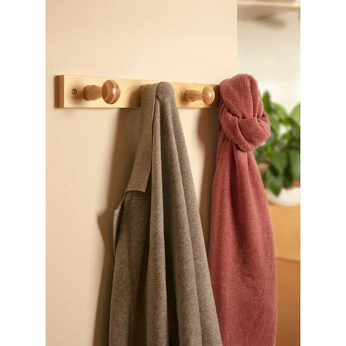 Inofix Perchero 3774 - L x An x Al: 488 x 5 x 71 cm, Madera, Miel - Perchero de pared de madera con abrigo y bufanda. El perchero proporciona un almacenamiento práctico para chaquetas y accesorios.