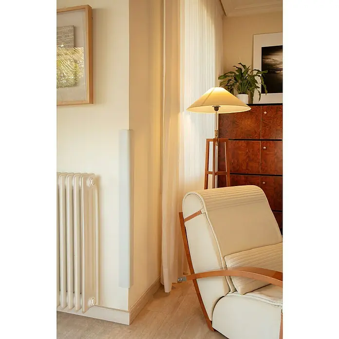 Inofix Protector para esquina - L x An x Al: 1.095 x 140 x 10 mm, Blanco, 1 ud. - Interior elegante con sillón beige y lámpara de pie. Una cómoda con plantas y cuadros enmarcados complementa el ambiente.