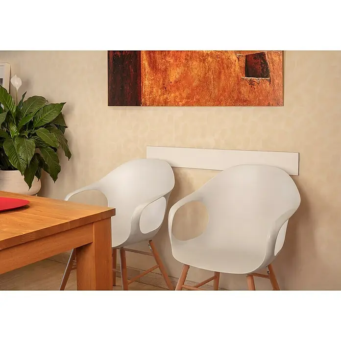 Inofix Protector para esquina - L x An x Al: 1.095 x 140 x 10 mm, Blanco, 1 ud. - Dos sillas de comedor blancas con reposabrazos y patas de madera apoyadas contra una pared debajo de una pintura abstracta y un listón de pared.