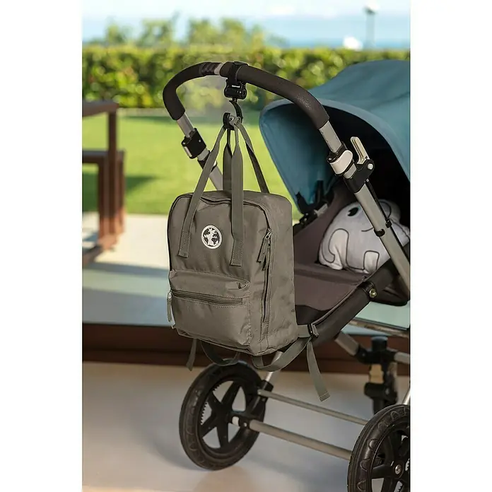 Inofix Gancho giratorio - Apto para: Cochecito de bebé, 2 ud. - Mochila gris colgada con un gancho en un cochecito. Práctica bolsa de pañales con mucho espacio de almacenamiento.