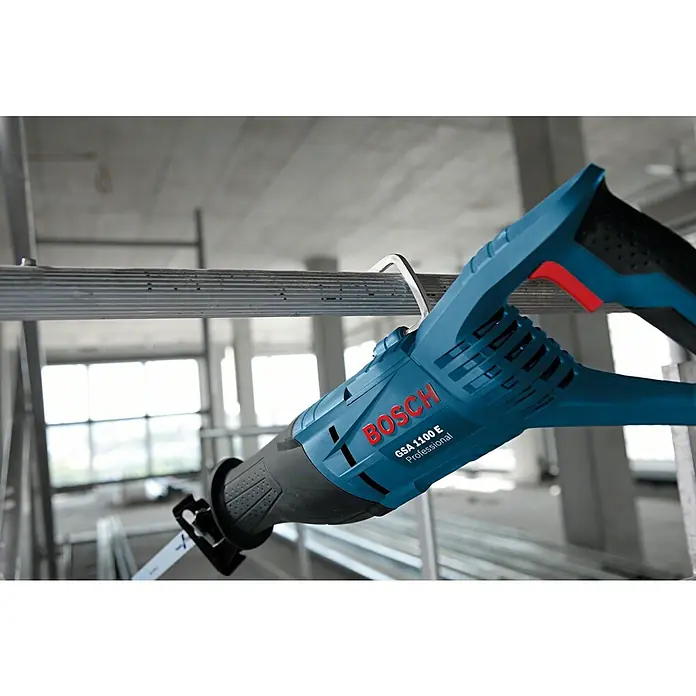 Bosch Professional Säbelsäge GSA 1100 E - 1.100 W, 2.700 /min - Nahaufnahme einer blauen Bosch GSA 1100 E Säbelsäge, die ein Metallrohr durchtrennt, ideal für professionelle Anwendungen.