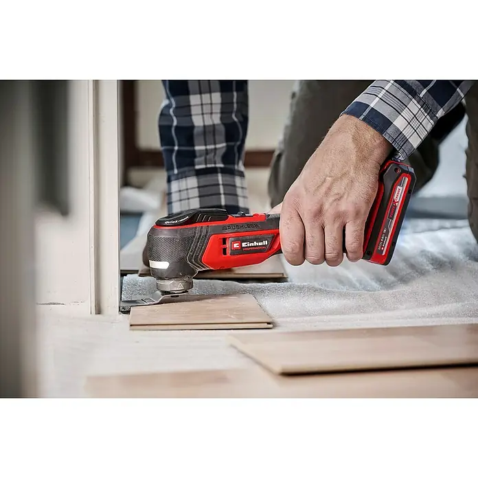 Einhell Professional Power X-Change 18V Akku-Multifunktionswerkzeug TP-MG 18 Li BL-Solo - 18 V, Ohne Akku, Oszillationswinkel: 3,2 ° - Das Bild zeigt einen Einhell Akku-Multifunktionswerkzeug im Einsatz, ideal für Renovierungsarbeiten. Das Werkzeug ist kabellos und leicht zu handhaben.