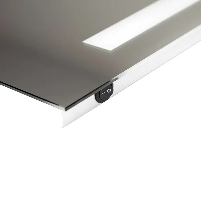 DSK Lichtspiegel Silver Time - 80 x 60 cm - Nahaufnahme eines modernen beleuchteten Spiegels mit einem markanten Ein-/Ausschalter. Elegantes Design für stilvolle Badezimmer.