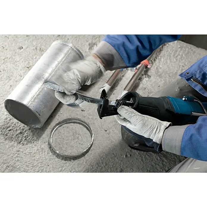 Bosch Professional Säbelsäge GSA 1100 E - 1.100 W, 2.700 /min - Metallrohr wird mit einer Säbelsäge zugeschnitten. Werkzeug mit blauem Griff. Sicherheitshandschuhe schützen die Hände bei der Arbeit.
