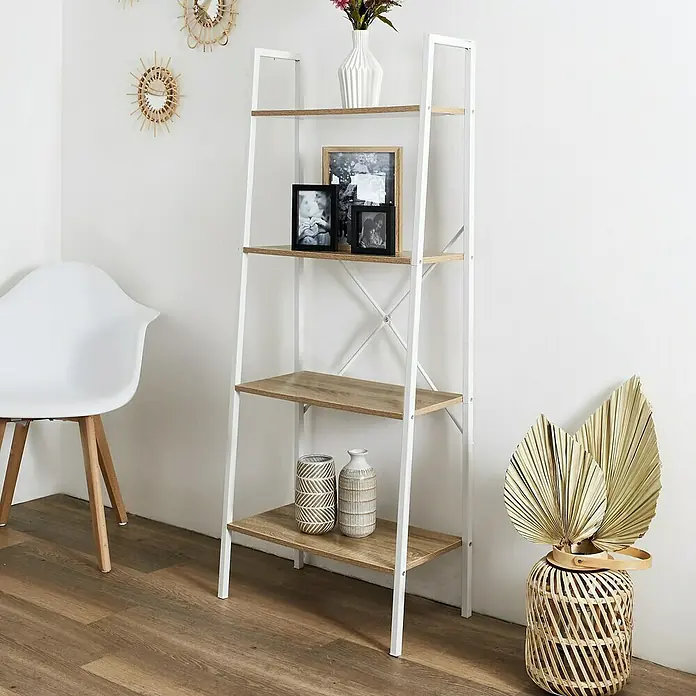 Estantería de madera Natural Crush - L x An x Al: 32 x 60 x 148 cm, Blanco - Toma de una estantería independiente de 4 niveles con marcos de metal blanco y estantes con aspecto de madera.
