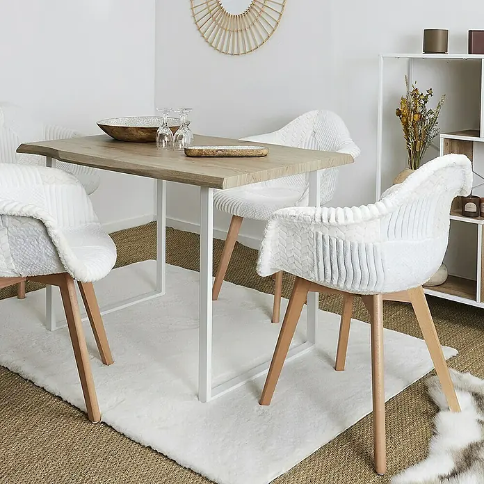 Home Deco Factory Mesa de comedor Nude Palette - L x An x Al: 75 x 110 x 75 cm, Blanco/Pino - Elegante arreglo de comedor con una mesa de madera y cuatro sillas blancas y suaves sobre una alfombra.