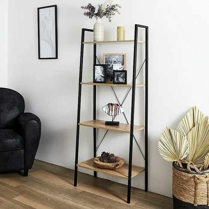 Home Deco Factory Estantería de madera Bristot Indus - L x An x Al: 32 x 60 x 148 cm - Una estantería de escalera de cuatro estantes en la sala de estar, decorada con jarrones, marcos de fotos y un cuenco de madera con piñas.