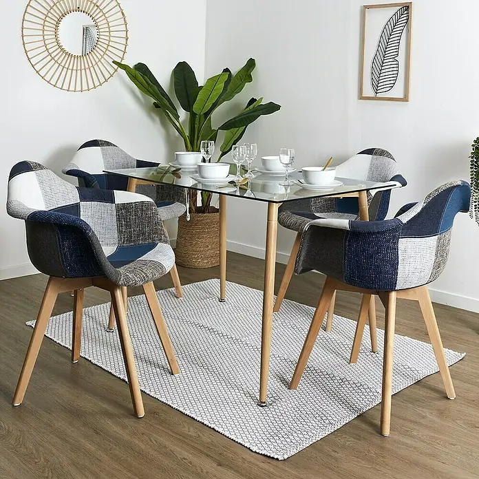 Home Deco Factory Silla butaca Patchwork - Azul/Gris, 2 pzs. - Un moderno comedor con una mesa de cristal y cuatro sillas con diseño patchwork, sobre una alfombra estampada.