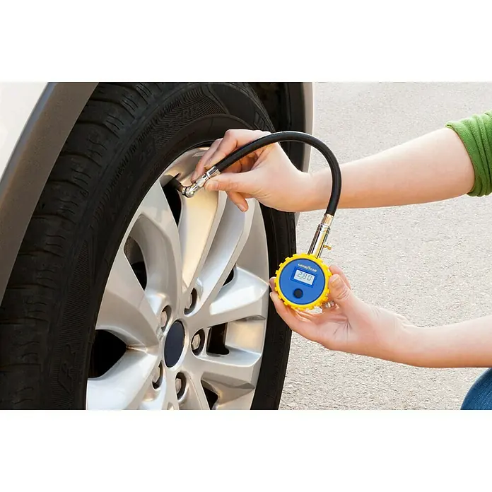 Goodyear Manómetro de presión de aire digital - Tubo extraíble - Medidor digital de presión de neumáticos Goodyear que se utiliza en un neumático de automóvil para medir la presión.