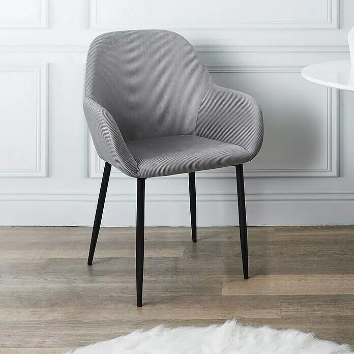 Home Deco Factory Silla butaca Giulia - Gris, 2 pzs. - Silla gris de tela acanalada con patas negras, ubicada en un moderno ambiente de sala.