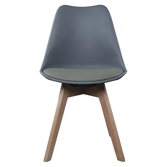Home Deco Factory Silla Copenhague - Gris, 4 pzs. - Primer plano de una silla gris con patas de madera y asiento acolchado sobre un fondo negro.