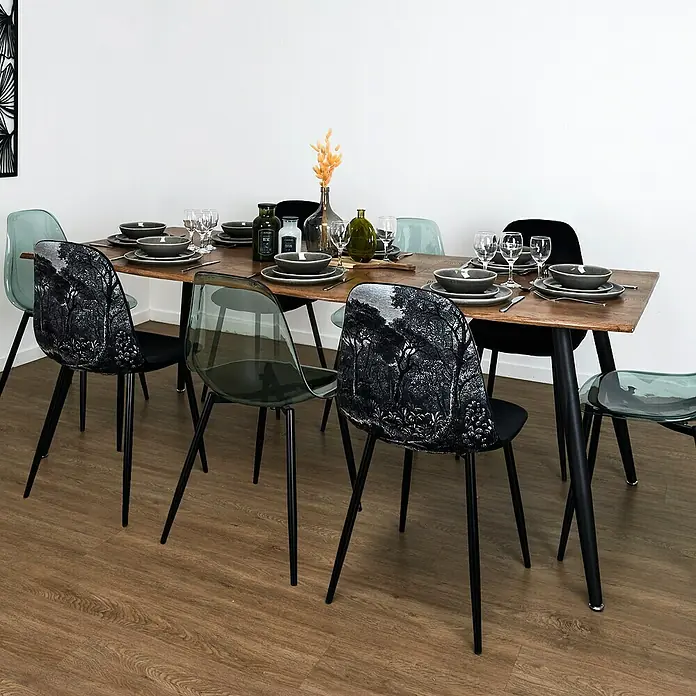 Home Deco Factory Mesa de comedor extensible Black Forest - L x An x Al: 90 x 210 x 75 cm, Negro/Roble - Una mesa de comedor con sillas de diseños variados, vajilla y jarrones en una habitación luminosa.