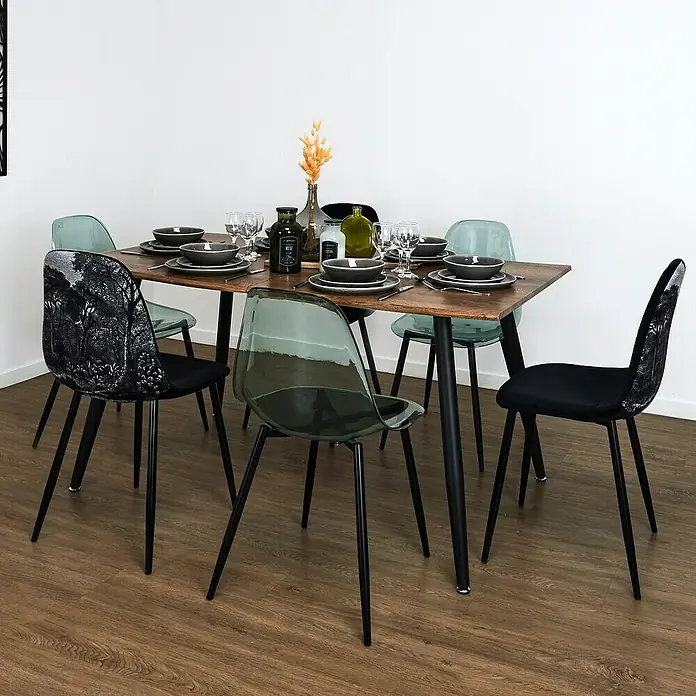 Home Deco Factory Mesa de comedor extensible Black Forest - L x An x Al: 90 x 210 x 75 cm, Negro/Roble - Una mesa de comedor con sillas de varios diseños crea un conjunto de comedor moderno y elegante. La vajilla está bien dispuesta en la mesa.