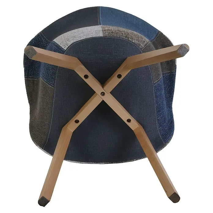 Home Deco Factory Silla butaca Patchwork - Azul/Gris, 2 pzs. - Vista desde abajo de un taburete con una funda de tela azul y patas de madera que forman una X.