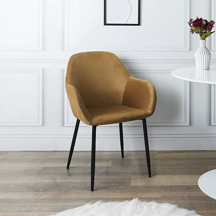 Home Deco Factory Silla butaca Giulia - Mostaza, 2 pzs. - Sillón de pana amarillo mostaza con patas negras, junto a una mesa blanca.