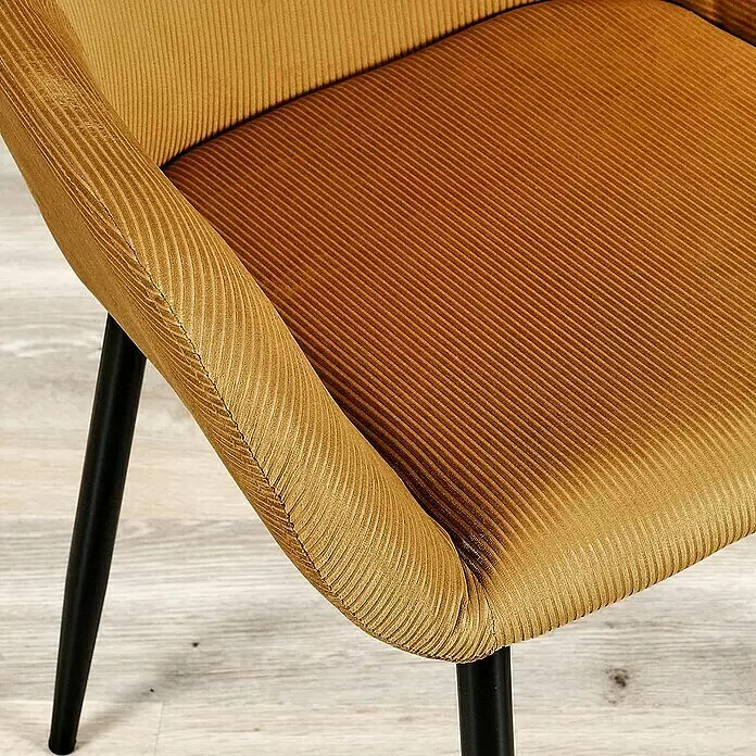 Home Deco Factory Silla butaca Giulia - Mostaza, 2 pzs. - Primer plano de una silla de pana amarilla mostaza con patas de metal negras.