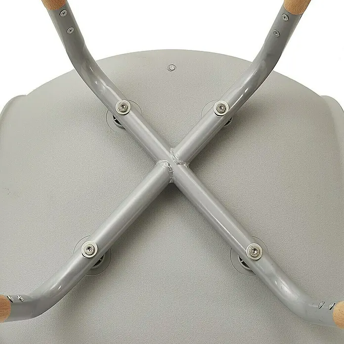 Home Deco Factory Silla Phenix - Gris, 4 pzs. - Vista detallada de la parte inferior de un taburete gris, mostrando su robusta construcción con patas de madera y soportes cruzados de metal.