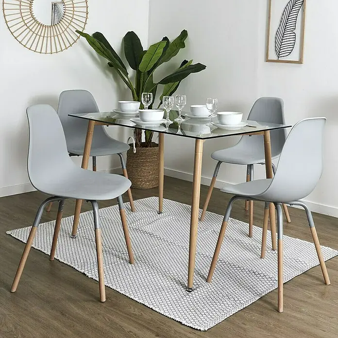 Home Deco Factory Silla Phenix - Gris, 4 pzs. - Imagen de un moderno juego de comedor con una mesa de vidrio y cuatro sillas grises sobre una alfombra estampada, ideal para comedores.