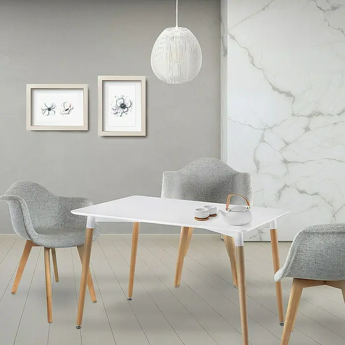 Home Deco Factory Mesa de comedor Mobilier Design - L x An x Al: 75 x 115 x 74 cm, Blanco/Haya - Un elegante conjunto de comedor con una mesa blanca y sillas grises, iluminado por una lámpara colgante moderna, crea un ambiente acogedor.